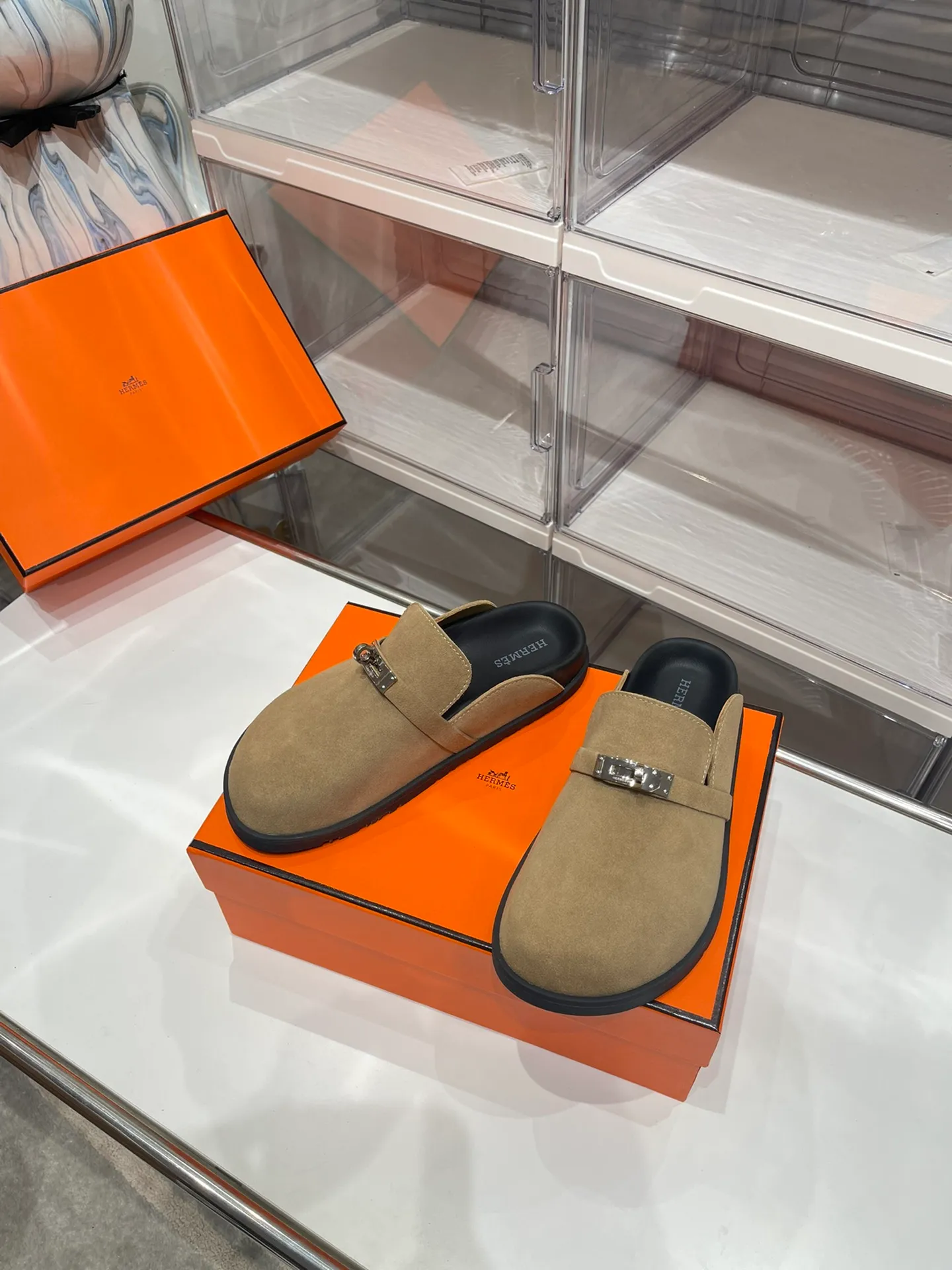 Women's shoes 240 men + 10🐮🐮HERMES Hermes' latest kelly buckle couple's Birkenstock slippers, classic family language design! It looks good no matter how you match it! Casual and high-end feeling, the comfort is also great, with a variety of colorful socks, a trendy sense of high-end ●Upper: imported cow suede ●Inner: imported sheepskin ●Foot pads: imported mixed sheepskin ●Outsole: T women's shoes u non-slip and wear-resistant outsole ●Code number: male 39-44 (45 46 customized) female 35-40 (41 42 customized)